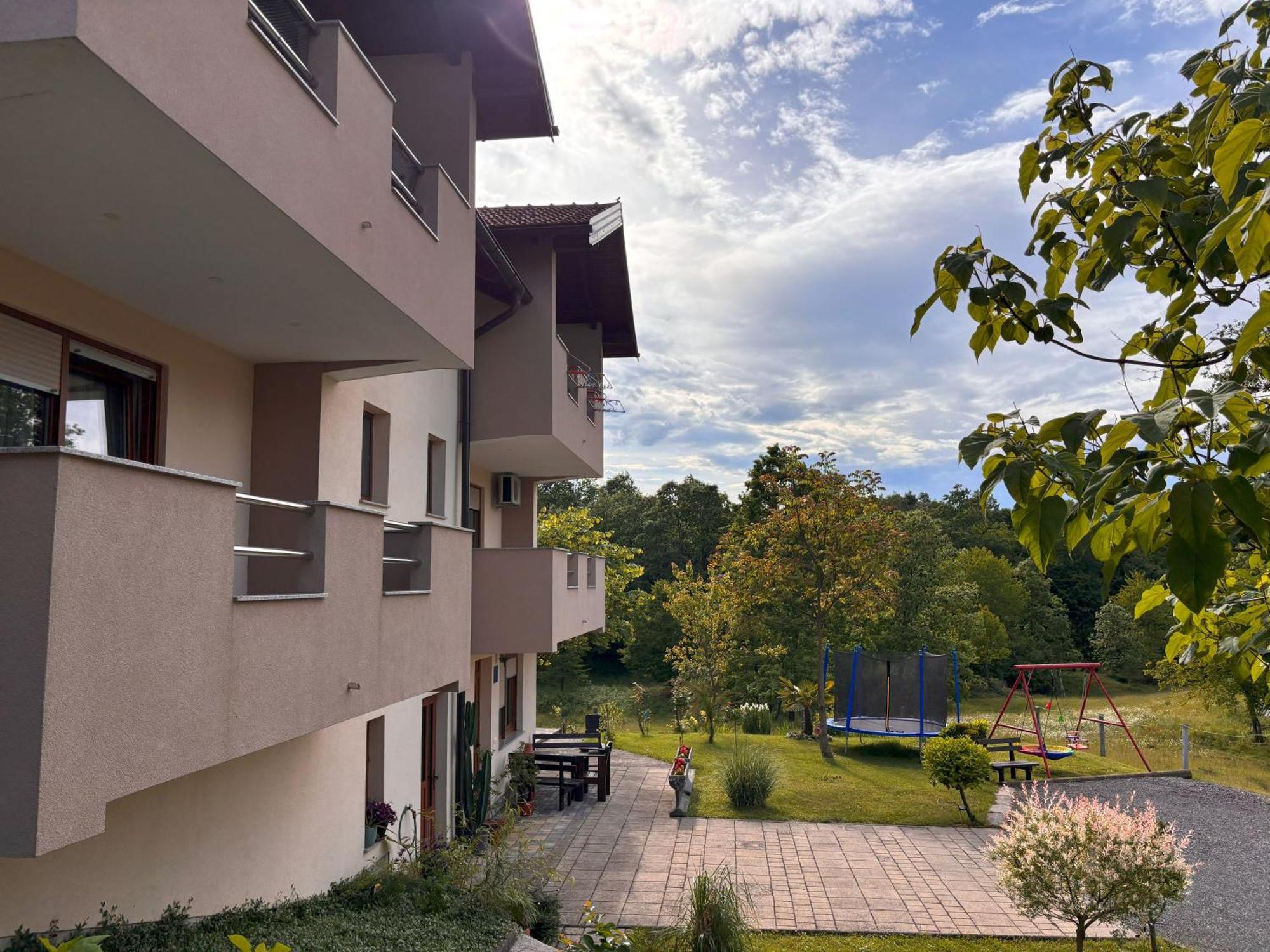 Guest House Buncic Rooms & Apartments Slunj Exterior photo