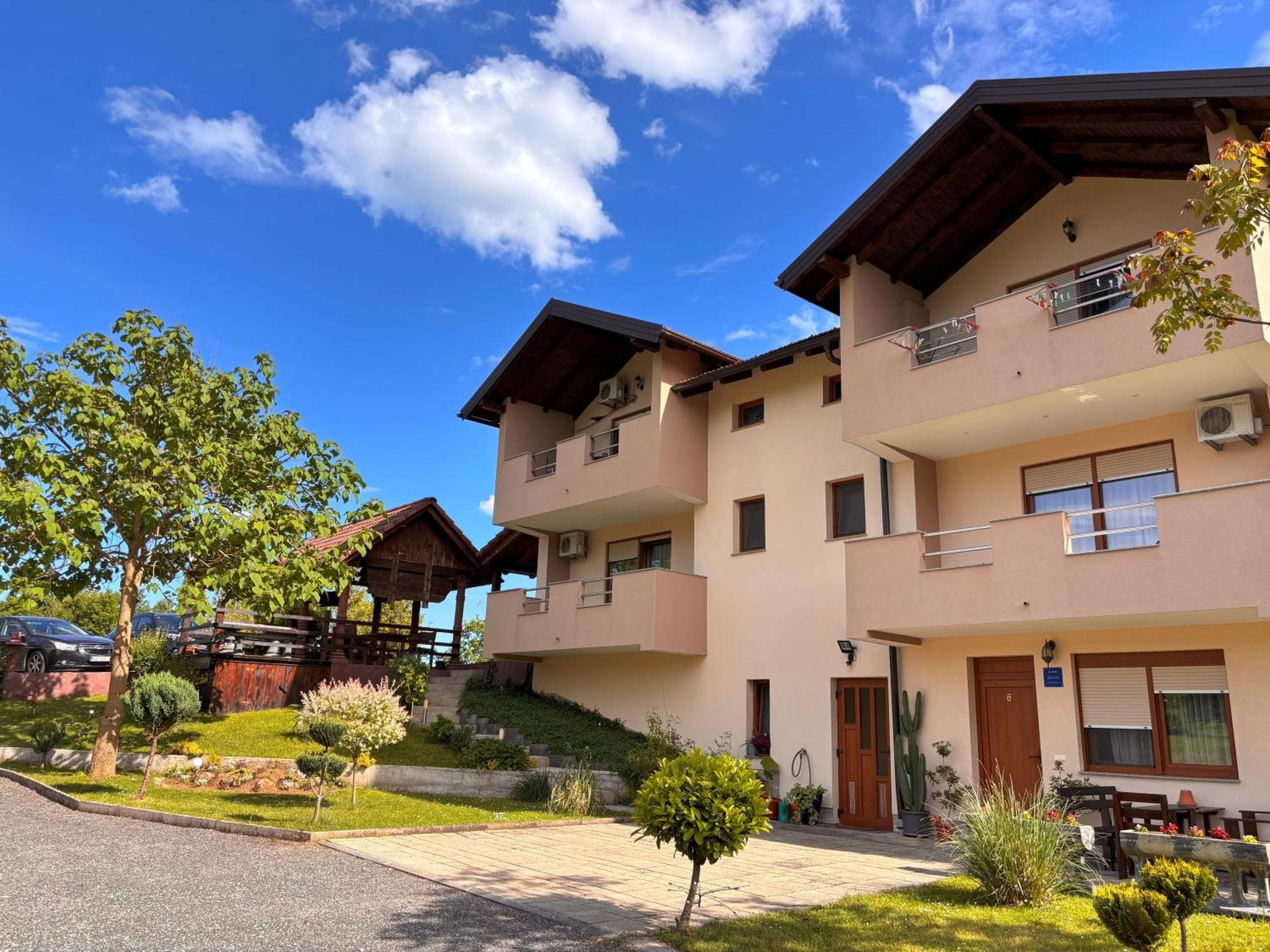 Guest House Buncic Rooms & Apartments Slunj Exterior photo